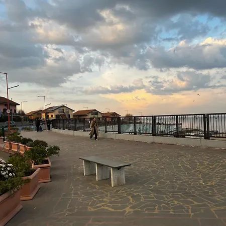 Sky44apt Delfinariu Faleza Nord דירה